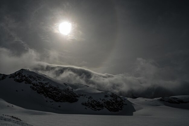 Foto vista panorâmica de montanhas cobertas de neve contra o céu