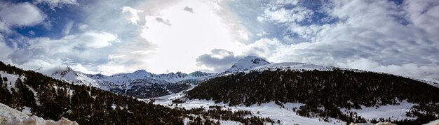 Foto vista panorâmica de montanhas cobertas de neve contra o céu