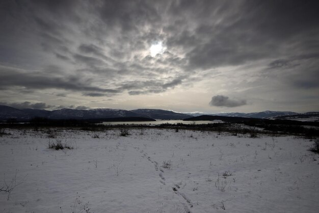 Foto vista panorâmica de montanhas cobertas de neve contra o céu