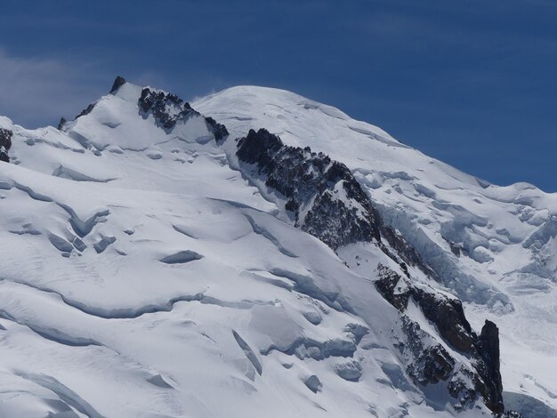 Foto vista panorâmica de montanhas cobertas de neve contra o céu