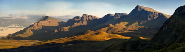 Vista panorâmica de montanhas cobertas de neve contra o céu