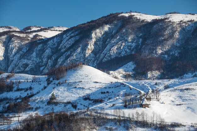 Vista panorâmica de montanhas cobertas de neve contra o céu