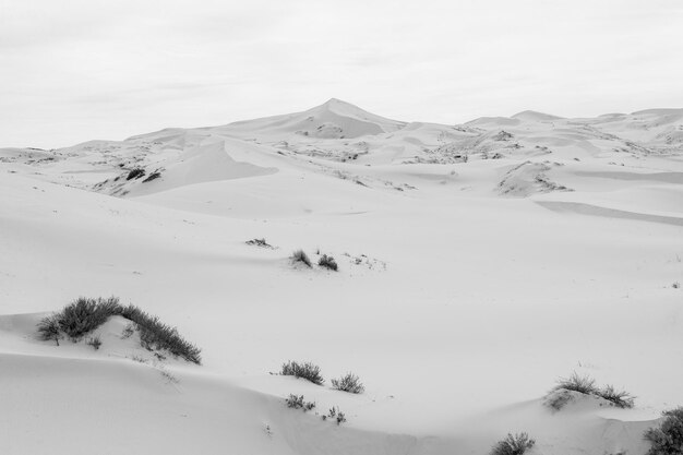 Foto vista panorâmica de montanhas cobertas de neve contra o céu