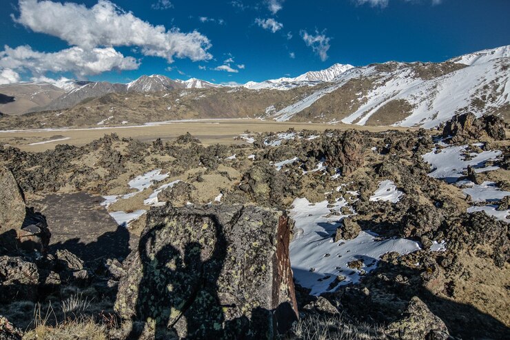 Foto vista panorâmica de montanhas cobertas de neve contra o céu