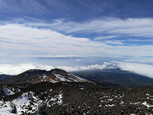 Foto vista panorâmica de montanhas cobertas de neve contra o céu