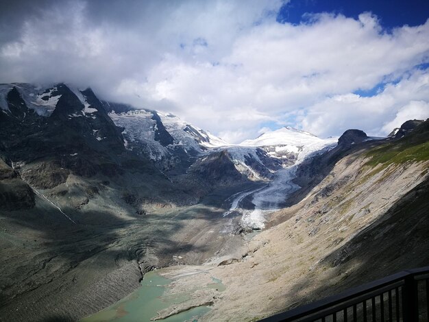 Vista panorâmica de montanhas cobertas de neve contra o céu