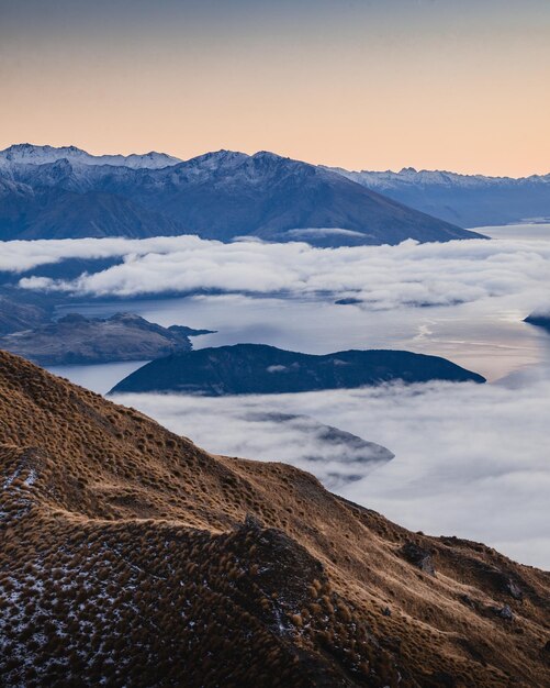 Vista panorâmica de montanhas cobertas de neve contra o céu