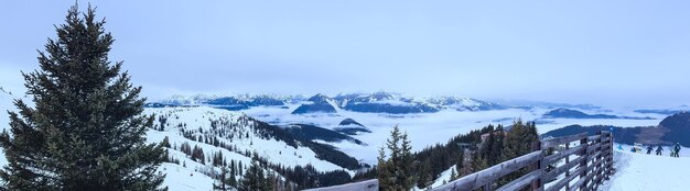 Foto vista panorâmica de montanhas cobertas de neve contra o céu