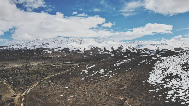 Foto vista panorâmica de montanhas cobertas de neve contra o céu