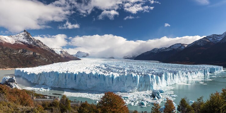 Foto vista panorâmica de montanhas cobertas de neve contra o céu