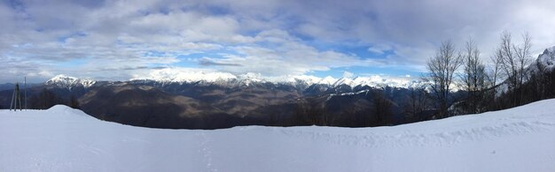 Foto vista panorâmica de montanhas cobertas de neve contra o céu