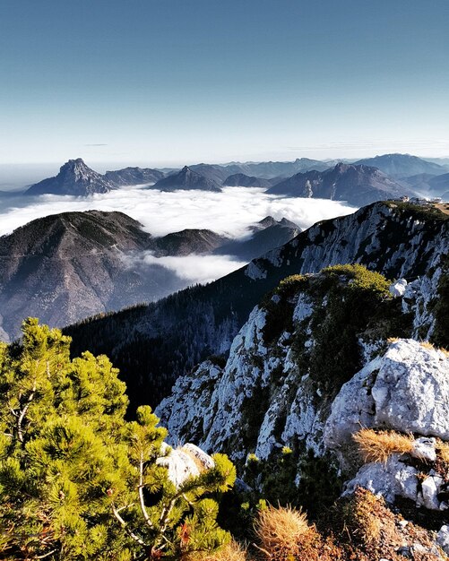 Foto vista panorâmica de montanhas cobertas de neve contra o céu