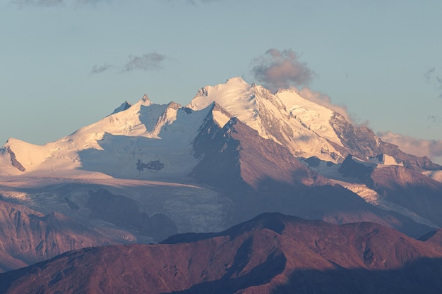 Vista panorâmica de montanhas cobertas de neve contra o céu