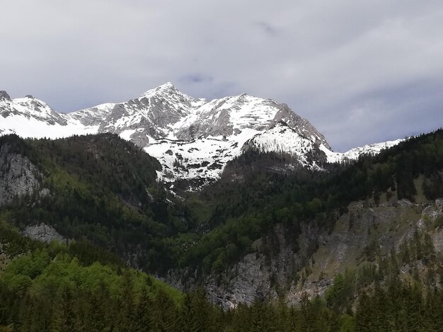 Vista panorâmica de montanhas cobertas de neve contra o céu