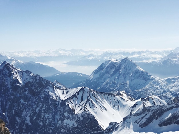 Foto vista panorâmica de montanhas cobertas de neve contra o céu