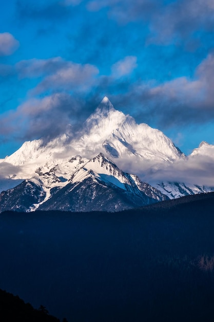 Foto vista panorâmica de montanhas cobertas de neve contra o céu