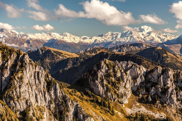 Vista panorâmica de montanhas cobertas de neve contra o céu