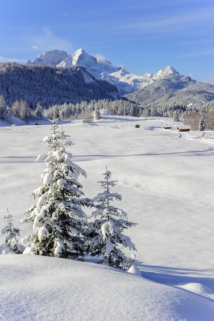 Vista panorâmica de montanhas cobertas de neve contra o céu