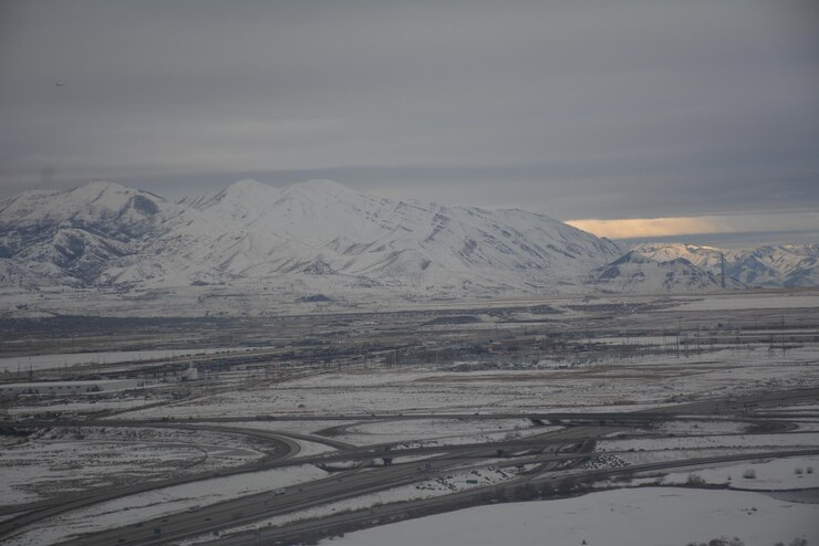 Foto vista panorâmica de montanhas cobertas de neve contra o céu