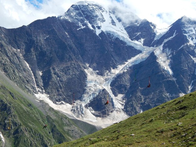 Vista panorâmica de montanhas cobertas de neve contra o céu