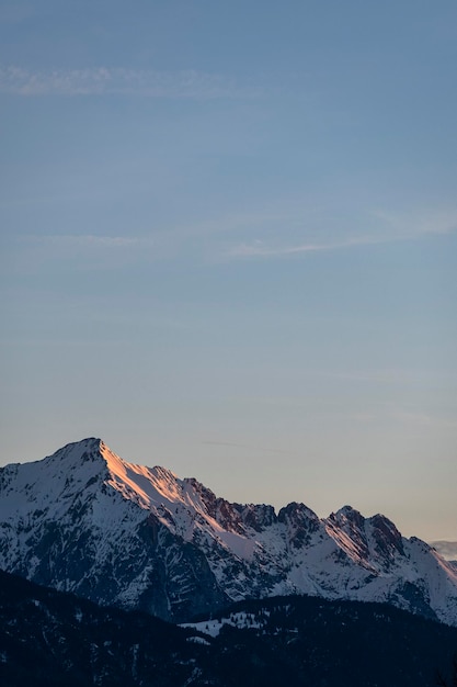 Foto vista panorâmica de montanhas cobertas de neve contra o céu