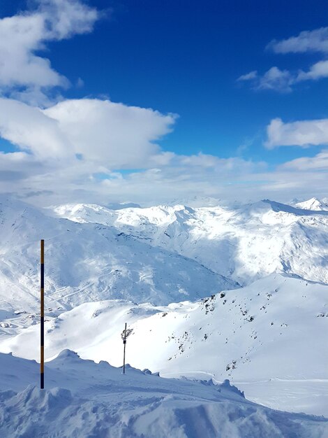 Foto vista panorâmica de montanhas cobertas de neve contra o céu