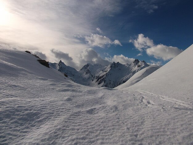 Foto vista panorâmica de montanhas cobertas de neve contra o céu