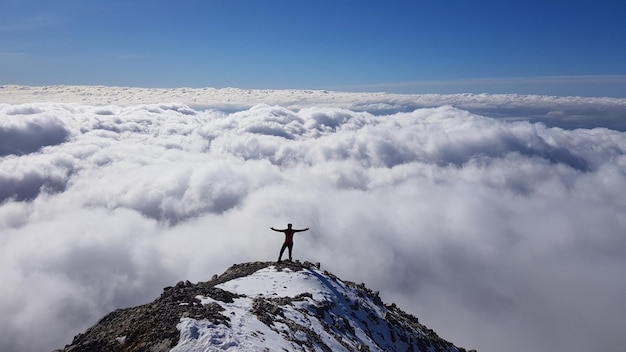 Foto vista panorâmica de montanhas cobertas de neve contra o céu