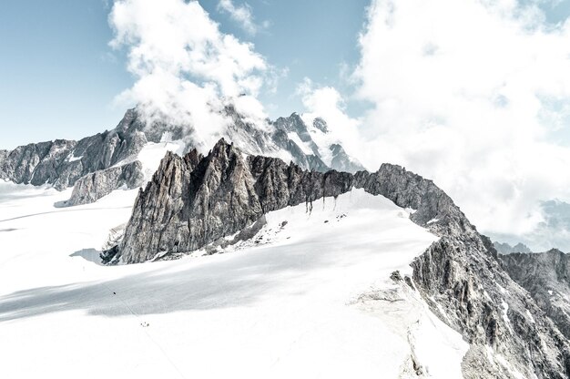 Foto vista panorâmica de montanhas cobertas de neve contra o céu