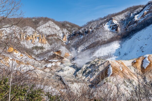 Foto vista panorâmica de montanhas cobertas de neve contra o céu