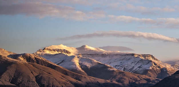 Foto vista panorâmica de montanhas cobertas de neve contra o céu