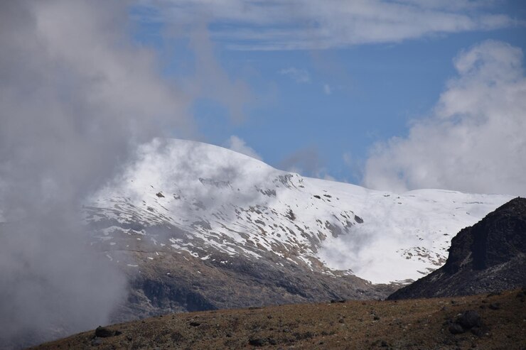 Foto vista panorâmica de montanhas cobertas de neve contra o céu
