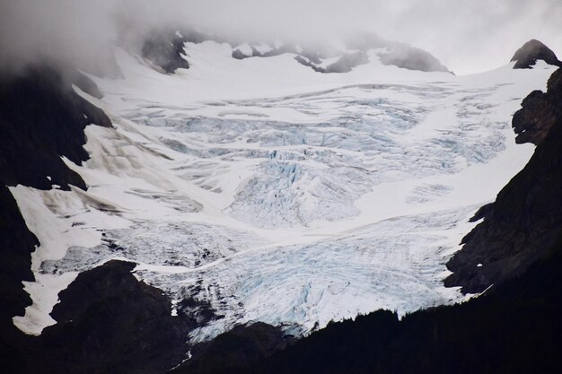 Foto vista panorâmica de montanhas cobertas de neve contra o céu