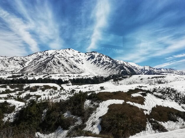 Vista panorâmica de montanhas cobertas de neve contra o céu