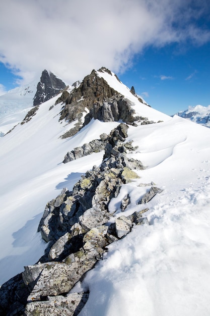 Foto vista panorâmica de montanhas cobertas de neve contra o céu