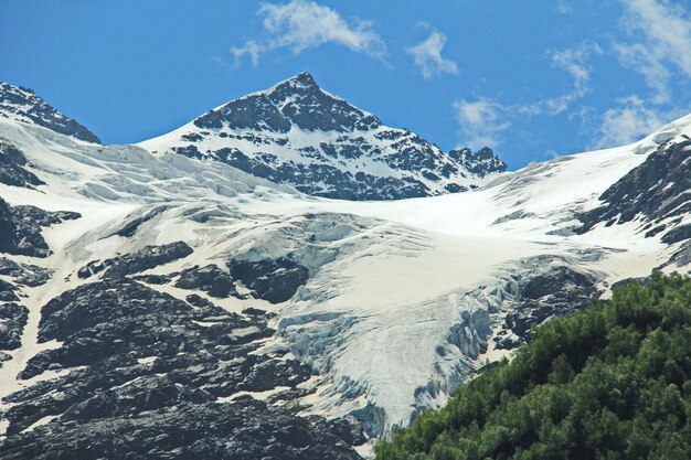 Foto vista panorâmica de montanhas cobertas de neve contra o céu