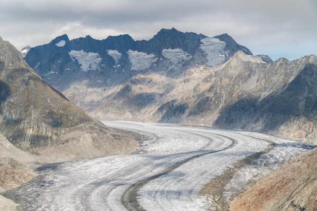 Vista panorâmica de montanhas cobertas de neve contra o céu