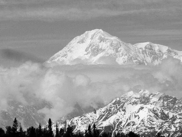 Foto vista panorâmica de montanhas cobertas de neve contra o céu