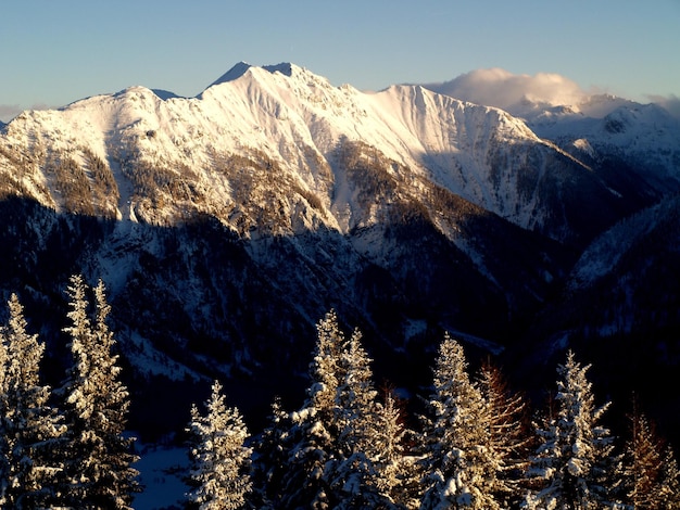 Foto vista panorâmica de montanhas cobertas de neve contra o céu