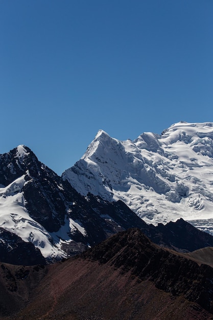Foto vista panorâmica de montanhas cobertas de neve contra um céu azul claro