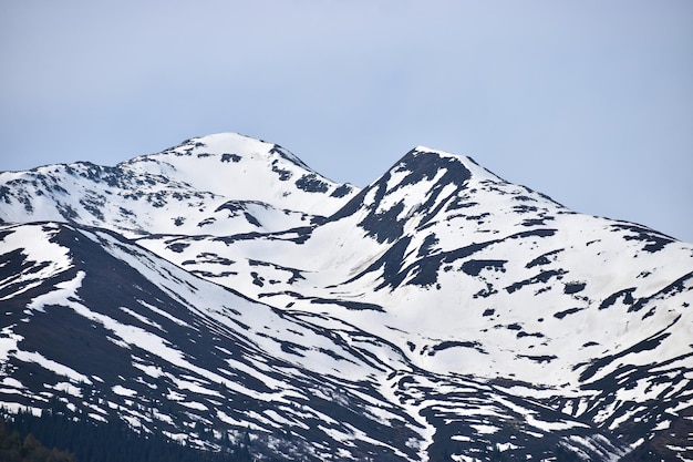 Foto vista panorâmica de montanhas cobertas de neve contra um céu claro