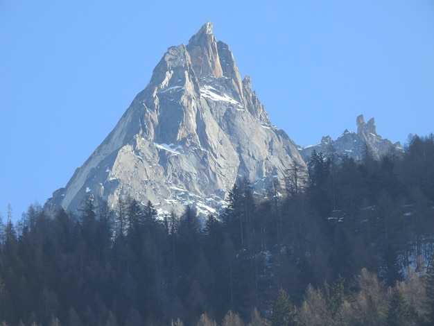 Foto vista panorâmica de montanhas cobertas de neve contra um céu claro