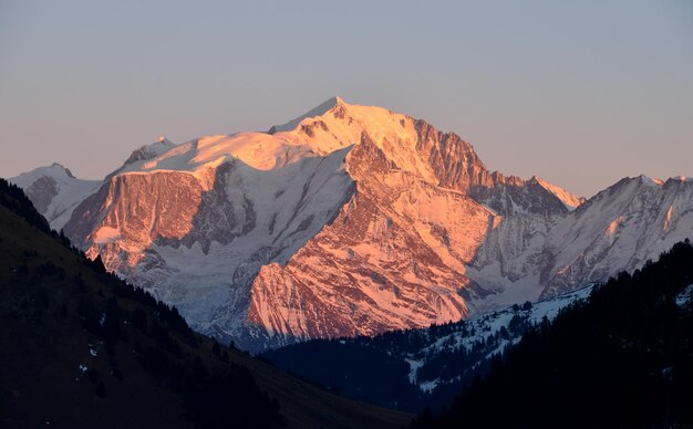 Foto vista panorâmica de montanhas cobertas de neve contra um céu claro