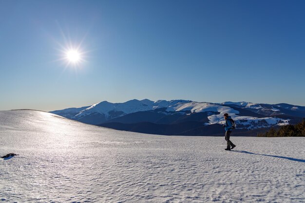 Vista panorâmica de montanhas cobertas de neve contra um céu claro