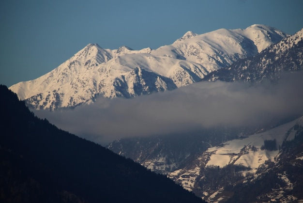 Foto vista panorâmica de montanhas cobertas de neve contra um céu claro