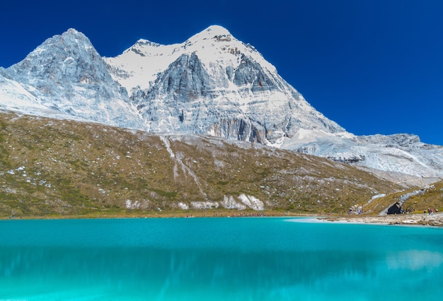 Vista panorâmica de montanhas cobertas de neve e lago