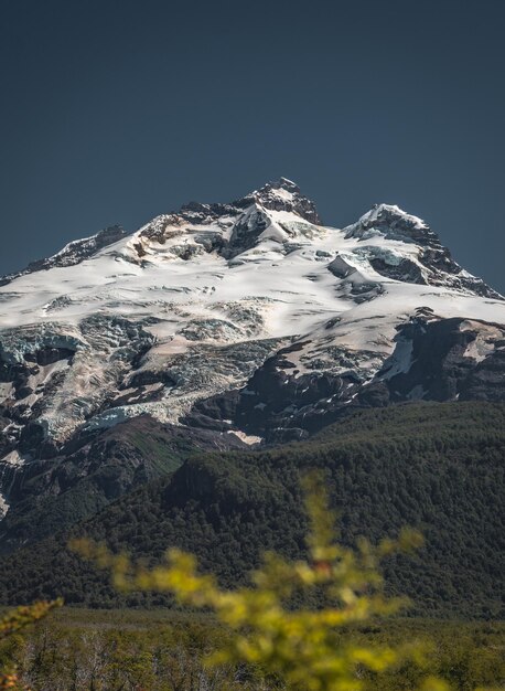 Foto vista panorâmica de montanhas cobertas de neve