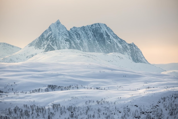 Vista panorâmica de montanhas cobertas de neve.