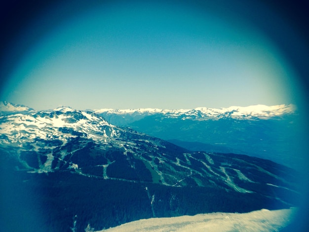 Foto vista panorâmica de montanhas cobertas de neve