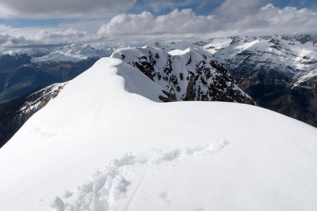 Foto vista panorâmica de montanhas cobertas de neve